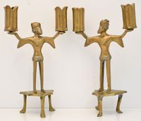 Paire de flambeaux à deux bras de lumière en bronze à fut en…