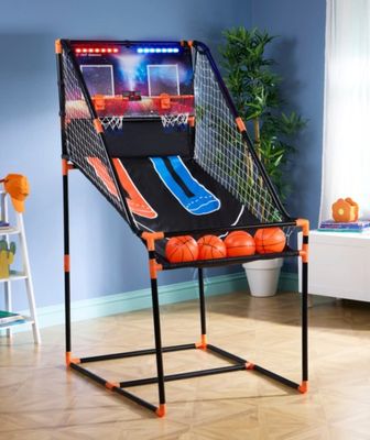 une photo d'un jeu d'arcade de basket-ball installé dans un salon