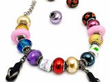 un bracelet composé de perles de différentes couleurs sur fond blanc
