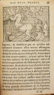 un vieux livre dont la couverture est ornée d'une image de cheval