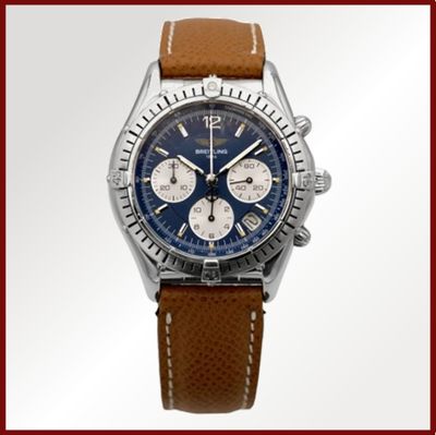 un gros plan d'une montre avec un bracelet marron sur fond blanc