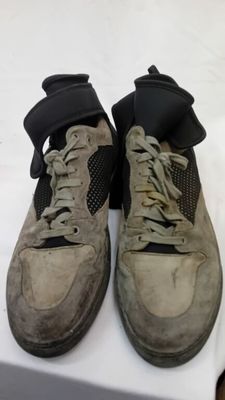 deux paires de chaussures posées sur une table
