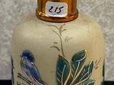 un petit vase orné d'un oiseau, posé sur une table