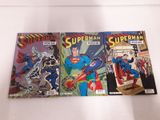 Deux bandes dessinées de Superman sont exposées sur une surface blanche