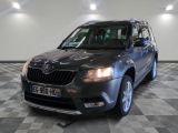 une photo d'une Skoda grise garée sur un sol à damier