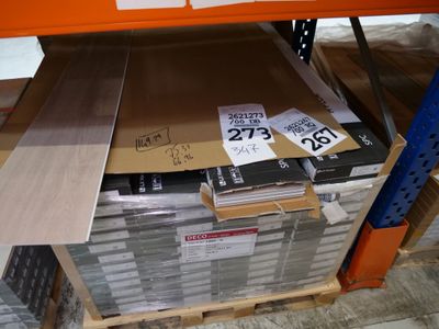 beaucoup de boîtes sur les étagères du magasin