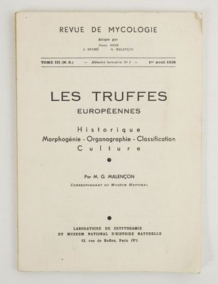un vieux livre avec un titre en noir et blanc