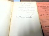 un livre ouvert posé sur une table en bois
