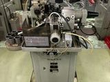 une machine installée à l'intérieur d'une usine