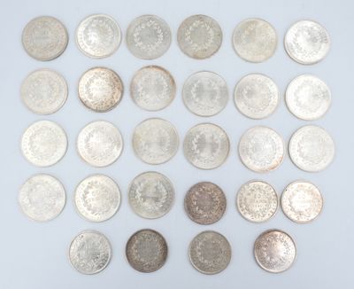 un assortiment de pièces de monnaie en argent et en argent sur une surface blanche