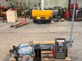 une machine posée sur une palette dans un entrepôt