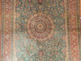 un tapis oriental sur le sol en bois d'une pièce