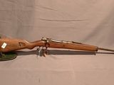 un vieux fusil avec un manche en bois sur fond blanc