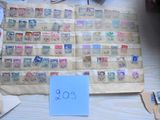 beaucoup de timbres posés sur la table, accompagnés d'une étiquette de prix