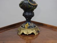 Lampe à pétrole en régule peint, laiton et verre, le globe e… (photo 4)