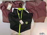 deux vestes et un sac de vêtements posés sur un lit