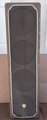 une grande enceinte posée par terre