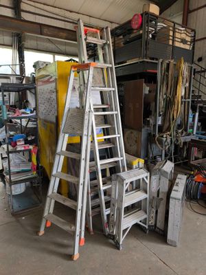 une échelle appuyée contre un mur dans un garage