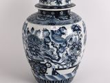un vase bleu et blanc avec un couvercle sur fond blanc