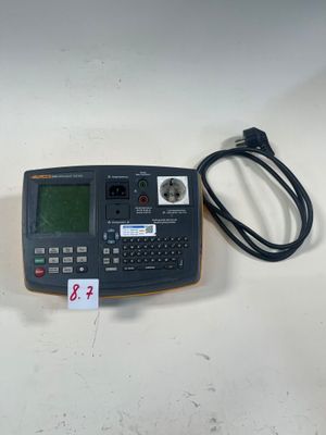 une image représentant une calculatrice posée sur une table blanche
