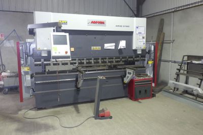 une photo d'une grosse machine dans un entrepôt