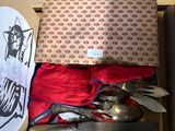 une boîte d'argenterie posée sur une table
