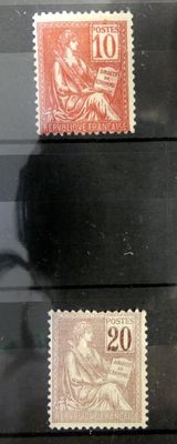 trois timbres de tailles et de couleurs différentes sur un fond noir