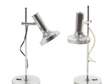 une paire de lampes de bureau chromées sur fond blanc, avec un fond blanc