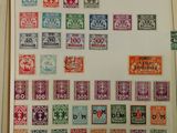 une photo d'une photo d'un livre avec des timbres