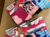 deux paires de chaussettes roses et bleues ornées de poupées Barbie