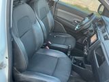 une voiture équipée de deux sièges noirs