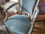 un fauteuil avec une assise rembourrée bleue dans un salon