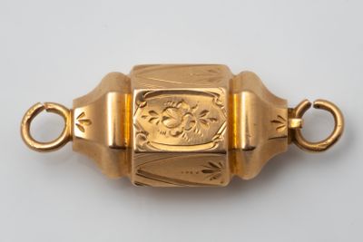 une image représentant un bracelet en or orné d'un motif floral