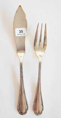 deux fourchettes et une cuillère posées sur une surface blanche