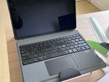 un ordinateur portable posé sur un bureau en bois