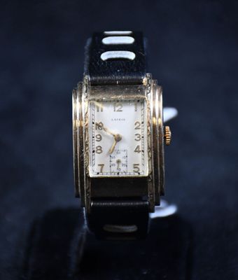gros plan d'une montre sur une surface noire