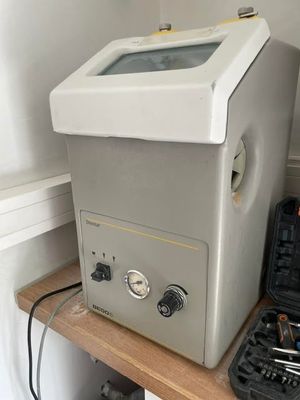 une machine posée sur une étagère à côté d'une boîte à outils