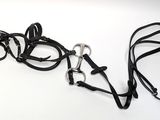 une paire de lunettes et une autre paire de lunettes posées sur une surface blanche