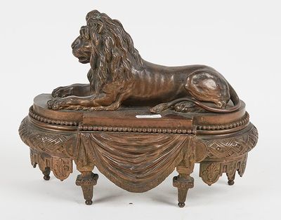 Feu au lion couché en bronze à patine médaille allongé sur u…