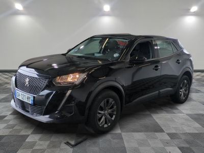 le 4x4 noir est garé sur le sol en damier d'un garage