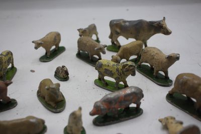de nombreuses petites figurines d'animaux posées sur une table