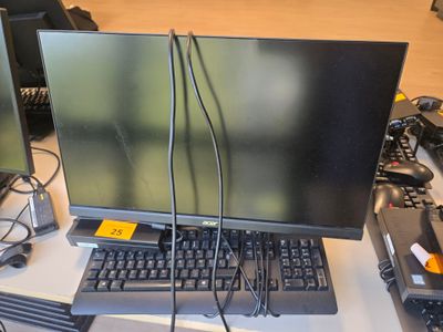 deux écrans et un clavier posés sur un bureau