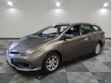La Toyota Sienna est garée sur un sol à damier dans un garage.