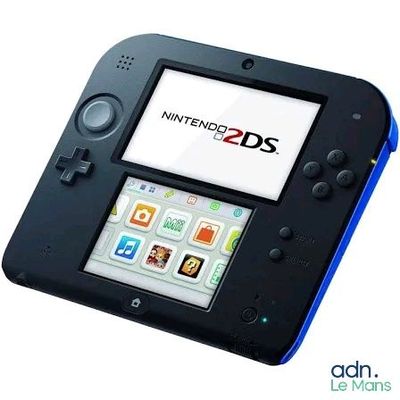 une Nintendo 2DS noire et bleue avec un jeu à l'écran
