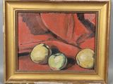 un tableau représentant trois pommes posées sur un tissu rouge