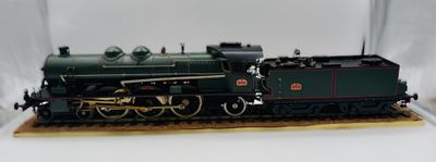 une maquette de train exposée dans une vitrine