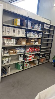 une pièce avec beaucoup d'objets sur les étagères