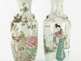 paire de vases chinois ornés de femmes et de fleurs sur fond blanc