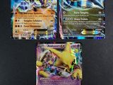 Trois cartes Pokémon sont posées sur une table