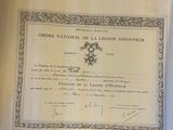 un certificat exposé dans une pièce